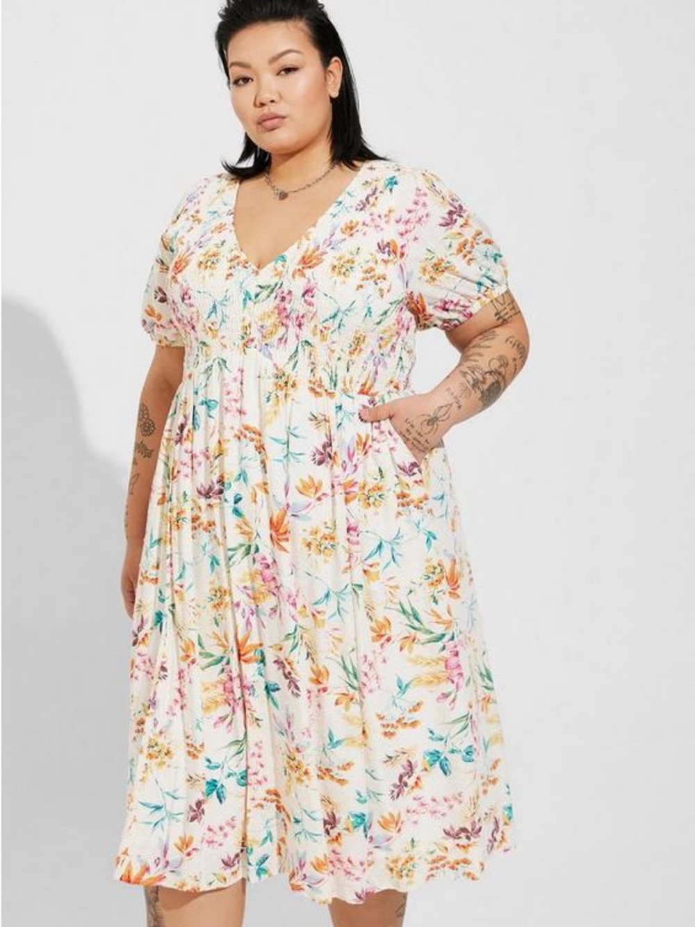 💐 Floral Elegance! Torrid Floral Swiss Dot Shirred Bust Midi Dress 🌿